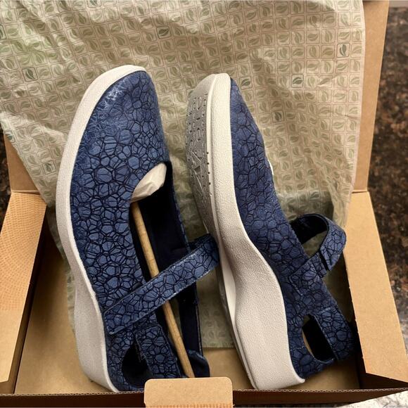 NEW Comfortable Blue Mary Jane Shoes - Picture 4 of 6